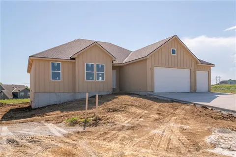 $470,000 | 16729 Pinehurst Drive, Basehor, KS 66007