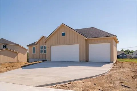 $470,000 | 16729 Pinehurst Drive, Basehor, KS 66007