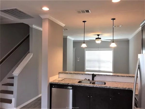 $2,300 | 301 Southwest Parkway, Unit 335, College Station, TX 77840
