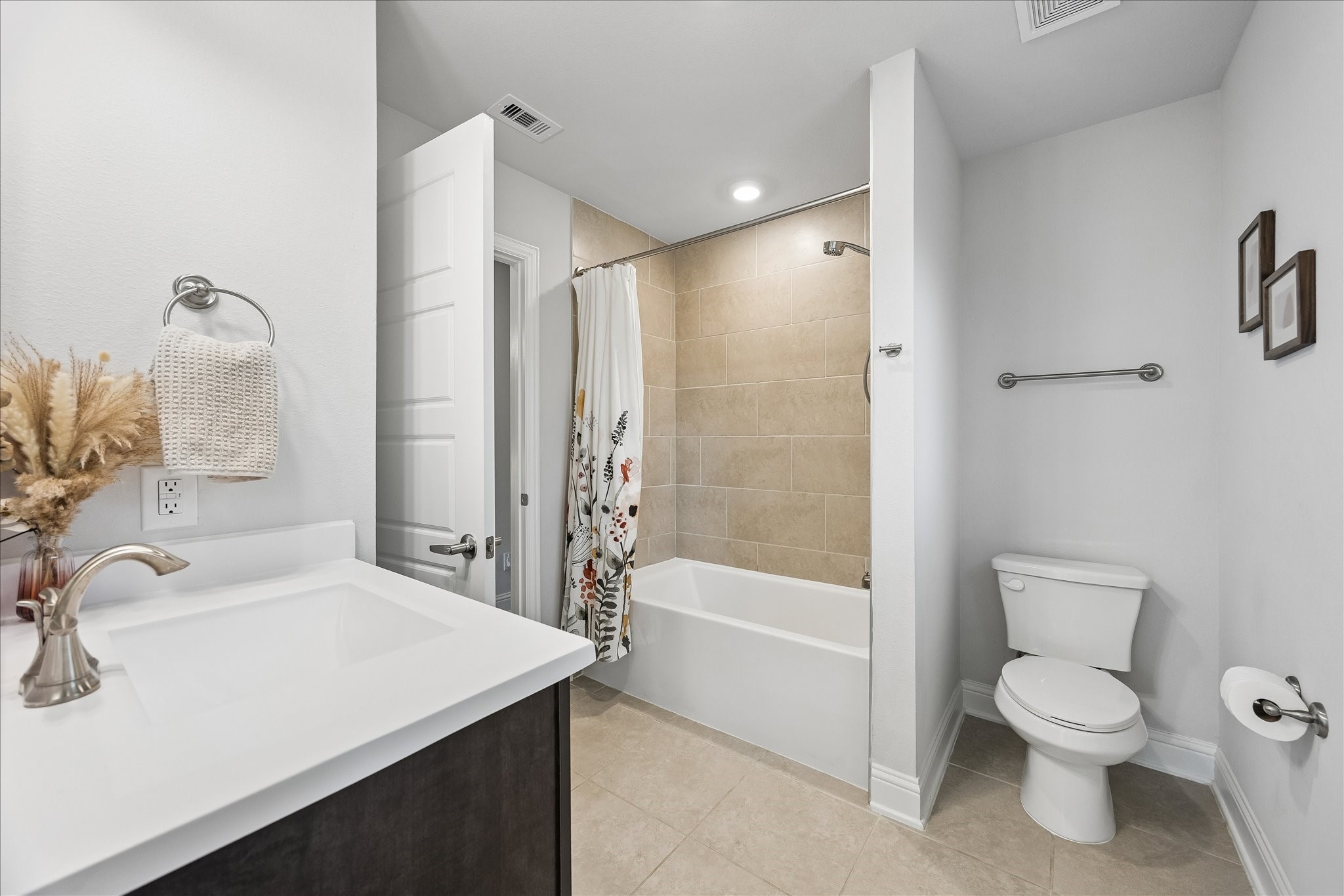 10227 Whitney Reach Drive Rosharon, TX 77583 - Photo 24 of 28 One of two bathrooms for the secondary bedrooms.