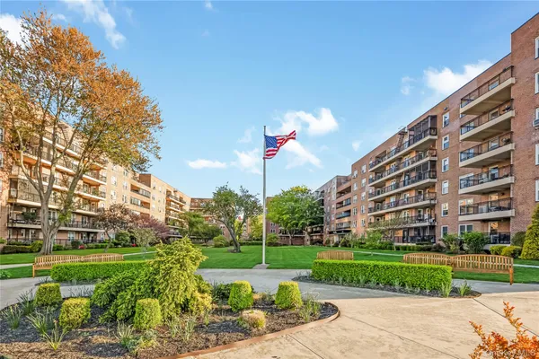 $499,000 | 162-41 Powells Cove Boulevard, Unit 6S | Beechhurst