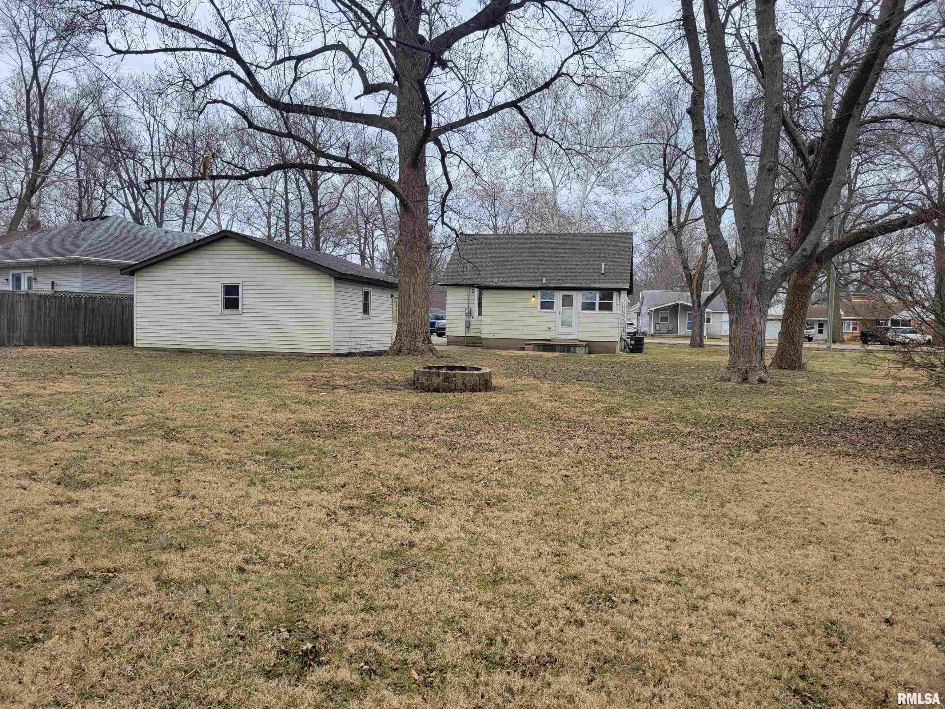 3341 Rita Avenue Springfield, IL 62703 - Photo 3 of 24