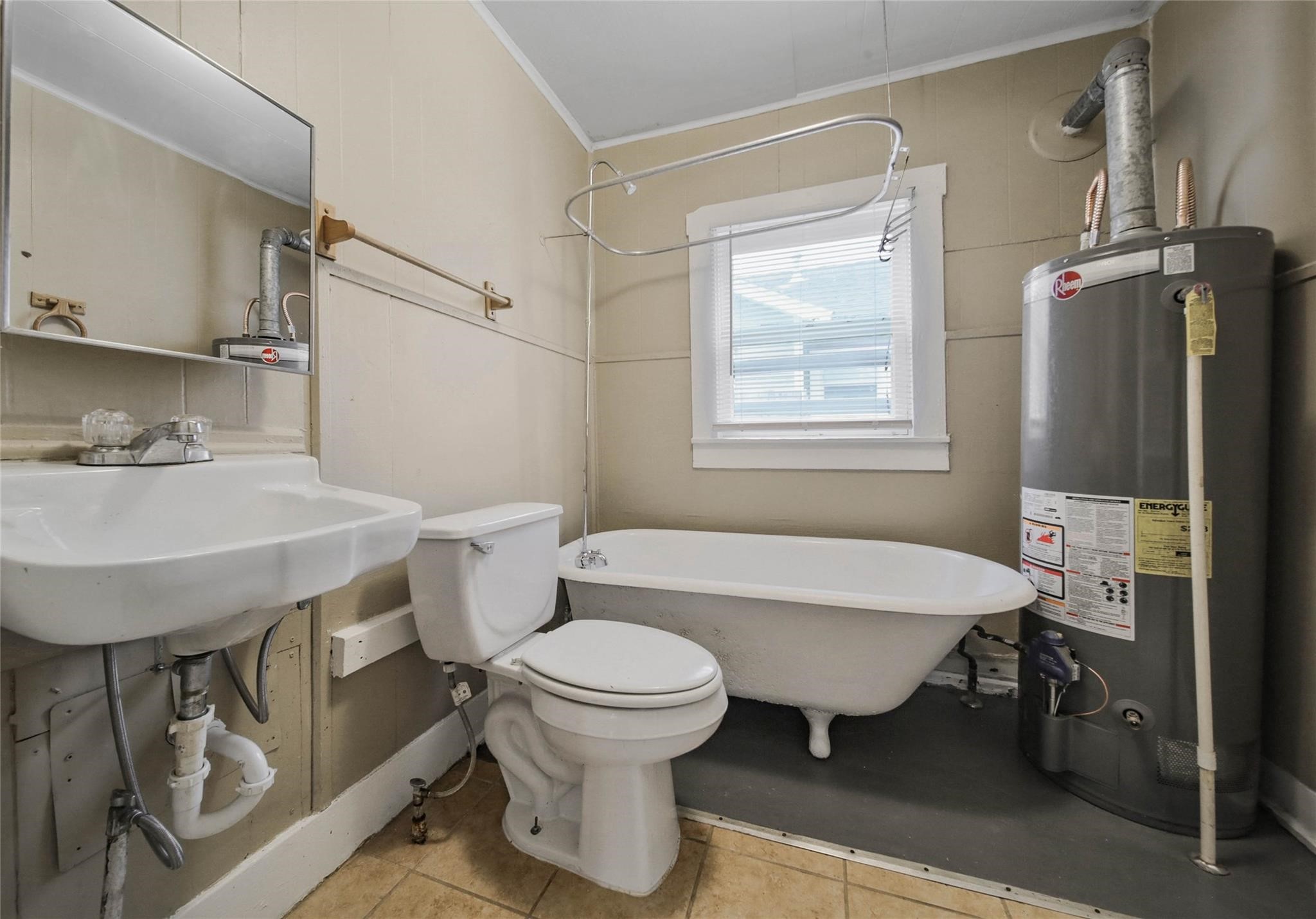 3301 Dennis Street Houston, TX 77004 - Photo 13 of 18 Bathroom #1