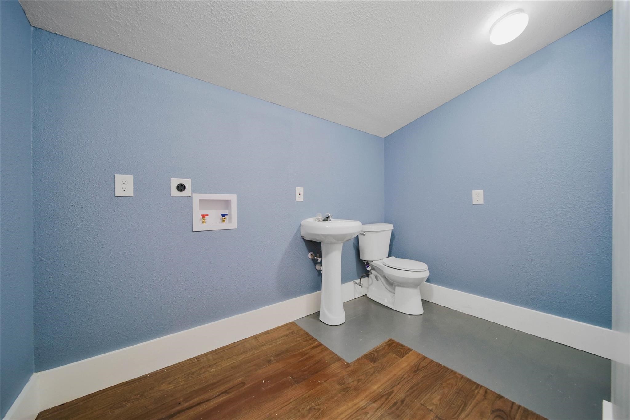 3301 Dennis Street Houston, TX 77004 - Photo 16 of 18 Bathroom #2 (Washer & Dryer Included)