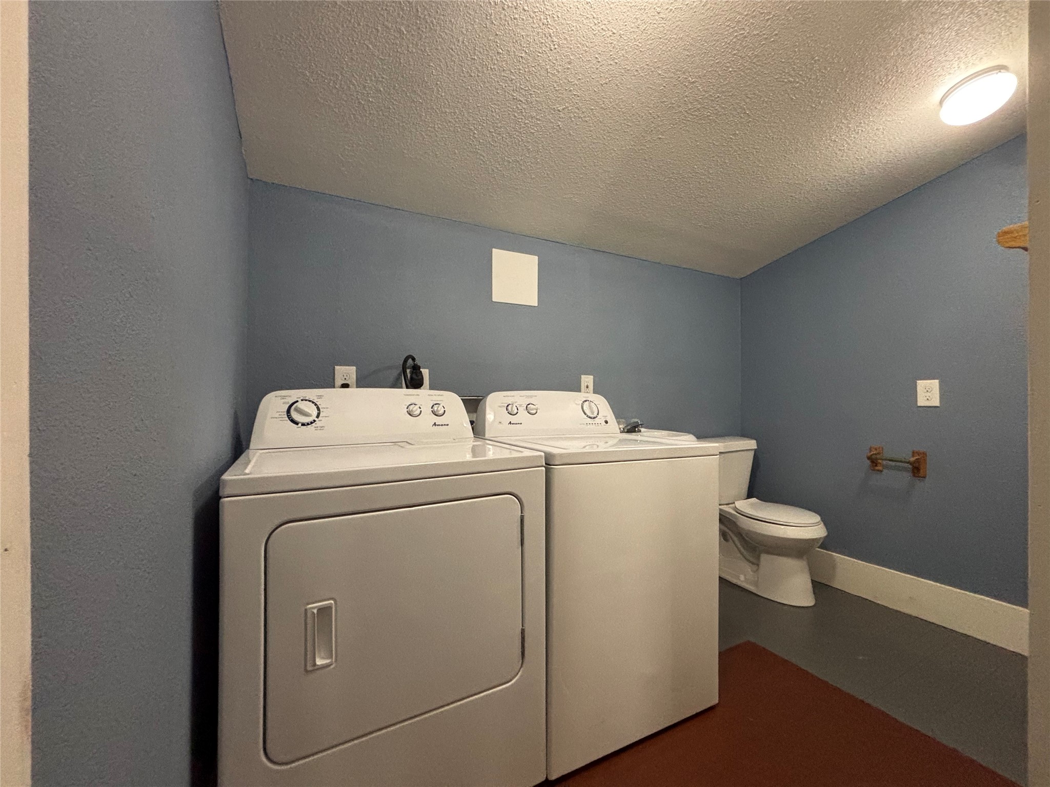 3301 Dennis Street Houston, TX 77004 - Photo 17 of 18 Bathroom #2 (Washer & Dryer Included)