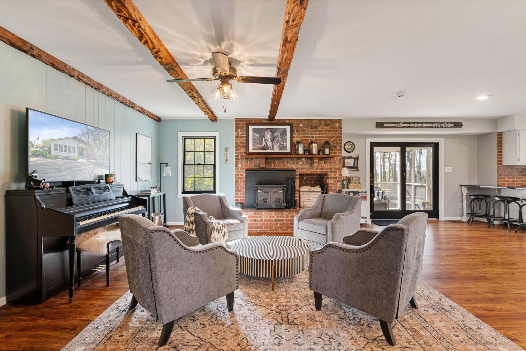 19728 Gleedsville Road Leesburg, VA 20175 - Photo 13 of 61 Charming living room