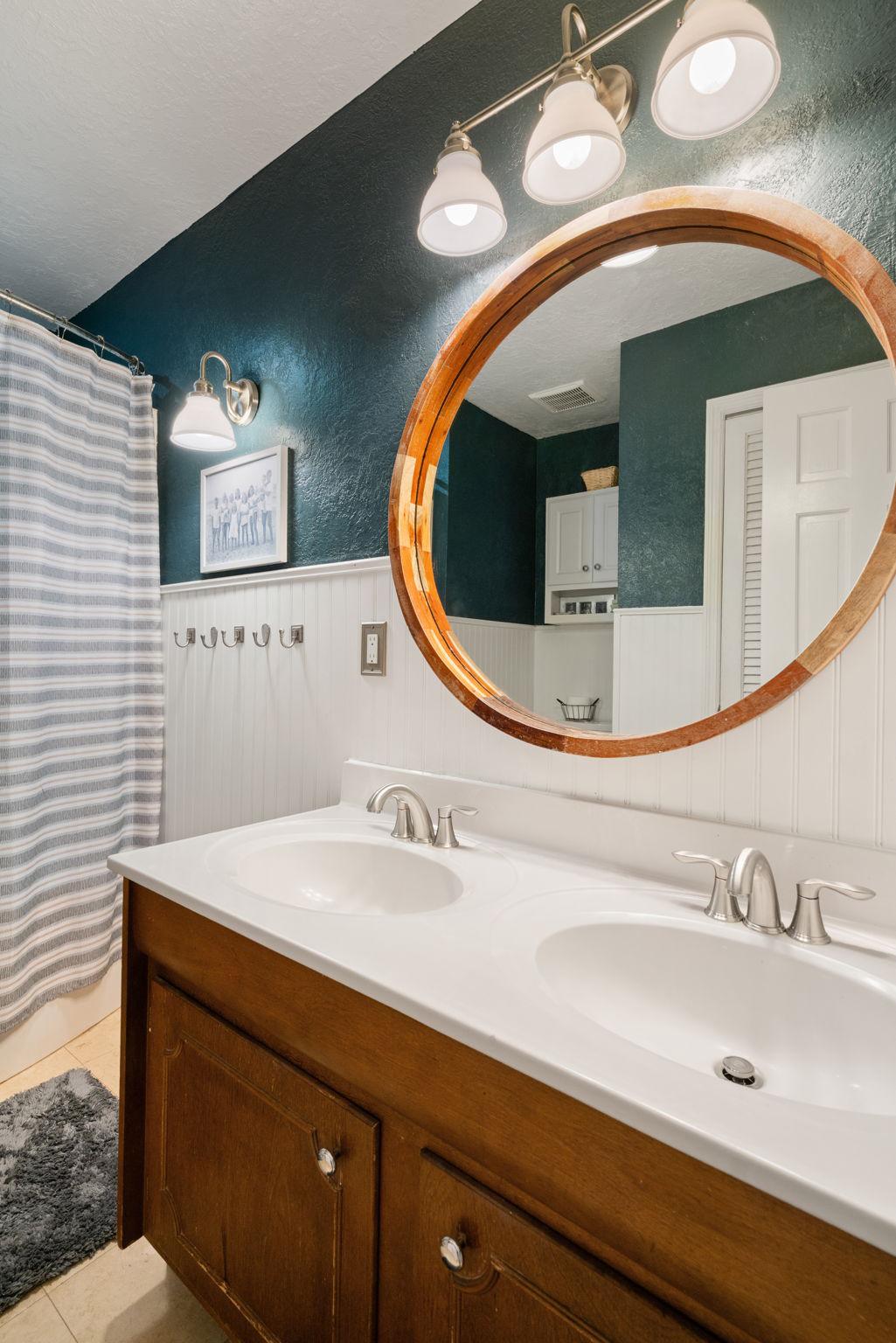 19728 Gleedsville Road Leesburg, VA 20175 - Photo 36 of 61 Dual-sink hall bath