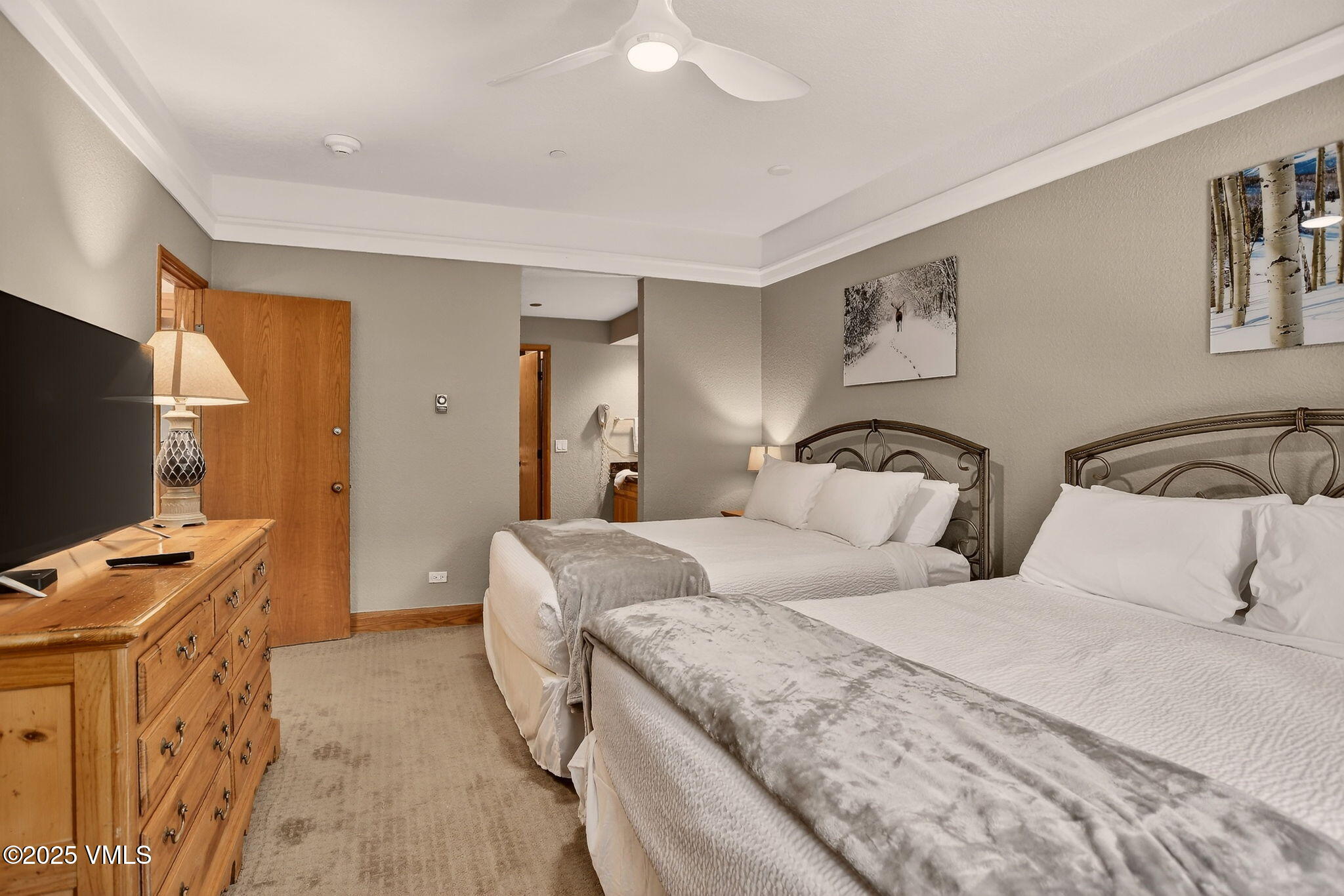 120 Offerson Road, Unit 5160 Beaver Creek, CO 81620 - Photo 11 of 30 a bedroom with double bed and a flat screen tv