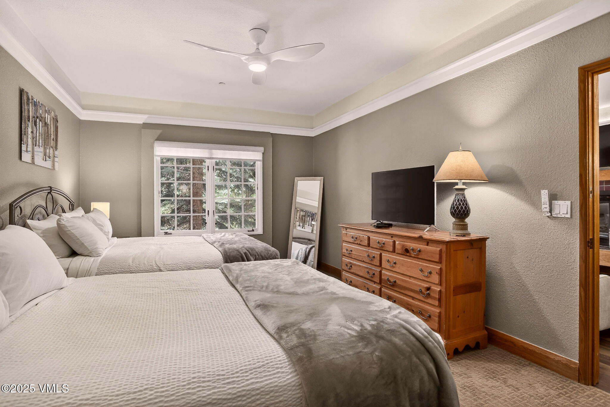 120 Offerson Road, Unit 5160 Beaver Creek, CO 81620 - Photo 12 of 30 a bedroom with a large bed and a tv