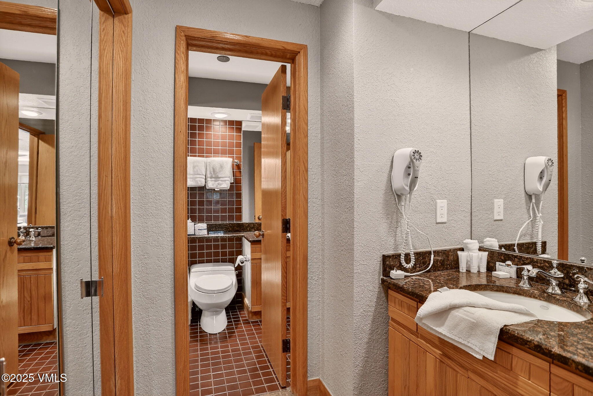 120 Offerson Road, Unit 5160 Beaver Creek, CO 81620 - Photo 18 of 30 a en suite bathroom with a sink and a mirror