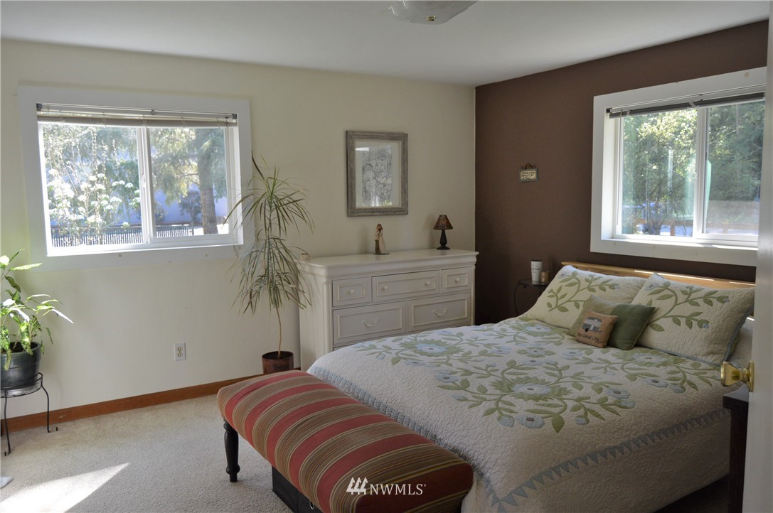 4780 Erlands Point Road Northwest Bremerton, WA 98312 - Photo 4 of 19 Gallery Image 4