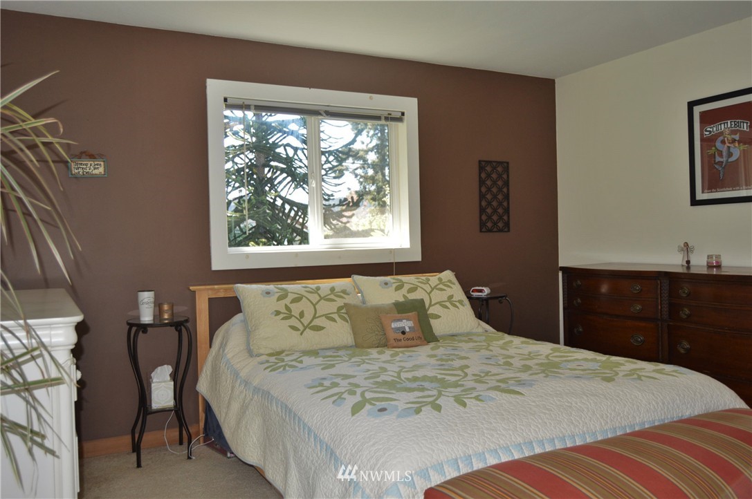 4780 Erlands Point Road Northwest Bremerton, WA 98312 - Photo 5 of 19 Gallery Image 5