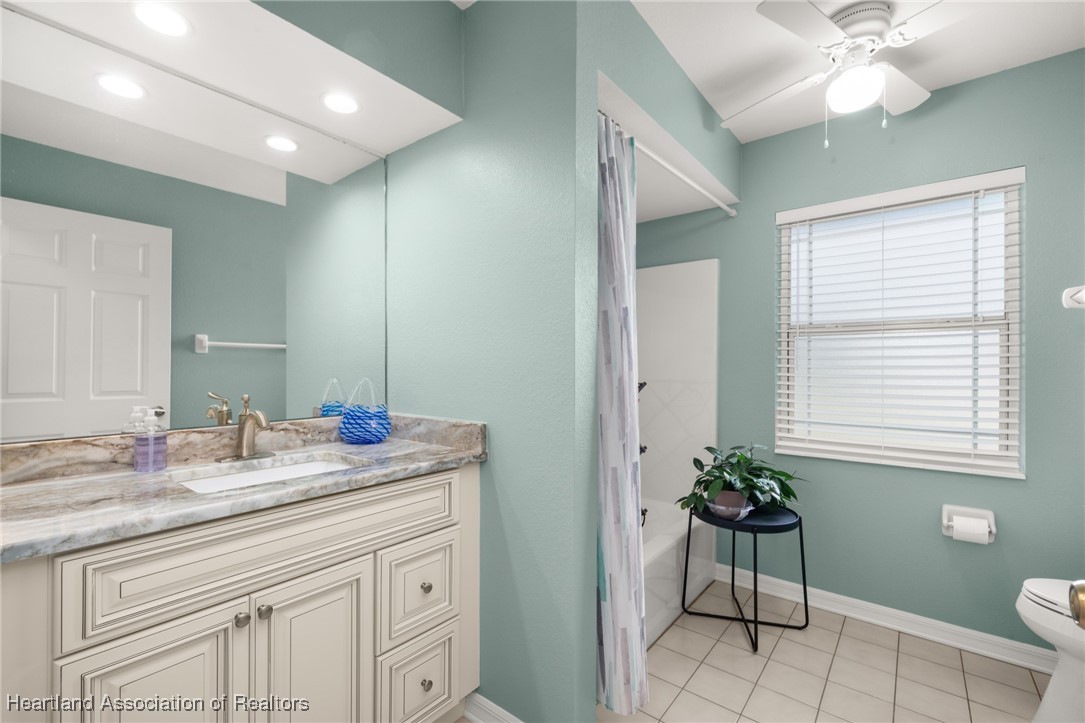 4500 Del Rio Court Sebring, FL 33875 - Photo 22 of 32 Spacious guest bathroom with matching granite vanity and shower with tub