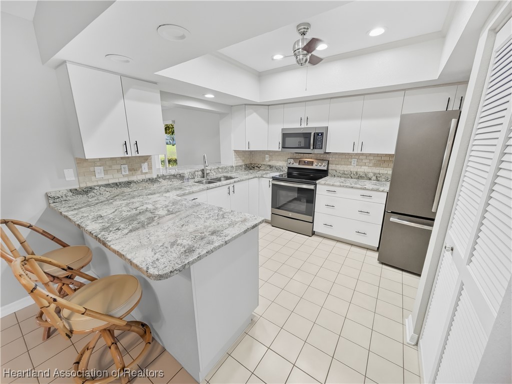 4500 Del Rio Court Sebring, FL 33875 - Photo 4 of 32 Beautiful kitchen highlighted by stainless steel appliances, gorgeous granite countertops,
