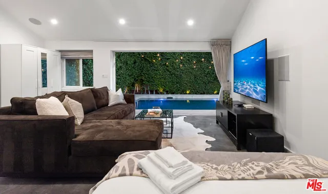 $14,950 | 711 Huntley Drive, West Hollywood, CA 90069