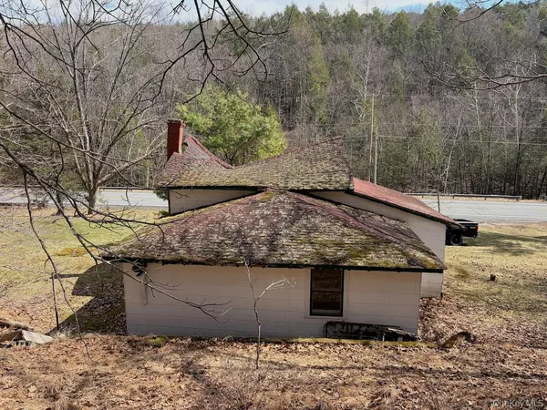 a view of a backyard that has white house