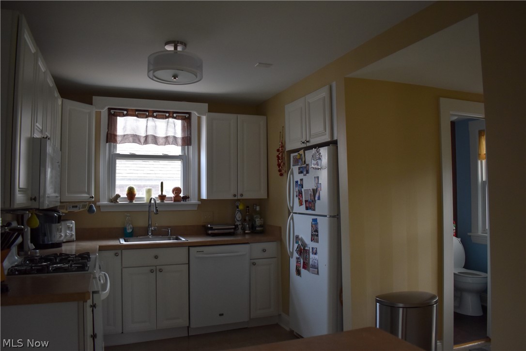 1138 Elmwood Road Cleveland, OH 44124 - Photo 3 of 18 Gallery Image 3