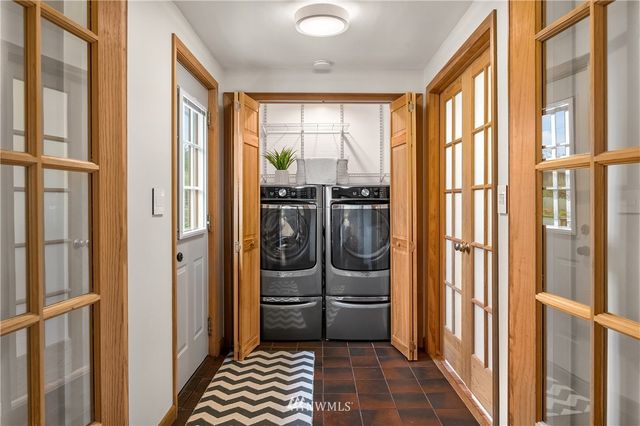 a en suite bathroom with a sink and a mirror