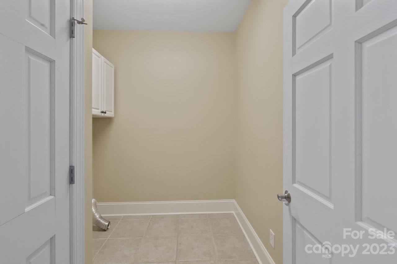 4409 Mickleton Road Charlotte, NC 28226 - Photo 18 of 31 a bathroom with a white bath tub