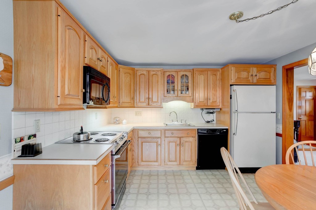 32 Fairmeadow Road Wilmington, MA 01887 - Photo 11 of 33 Gallery Image 11