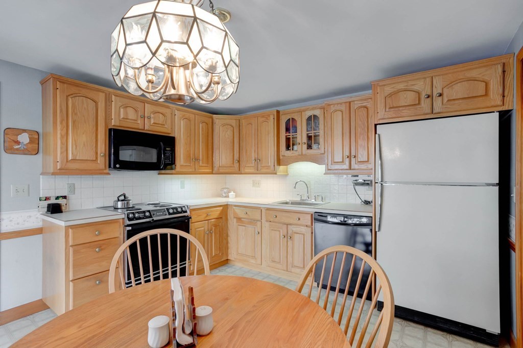 32 Fairmeadow Road Wilmington, MA 01887 - Photo 8 of 33 Gallery Image 8