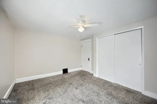 a view of a livingroom with a ceiling fan and hardwood floor