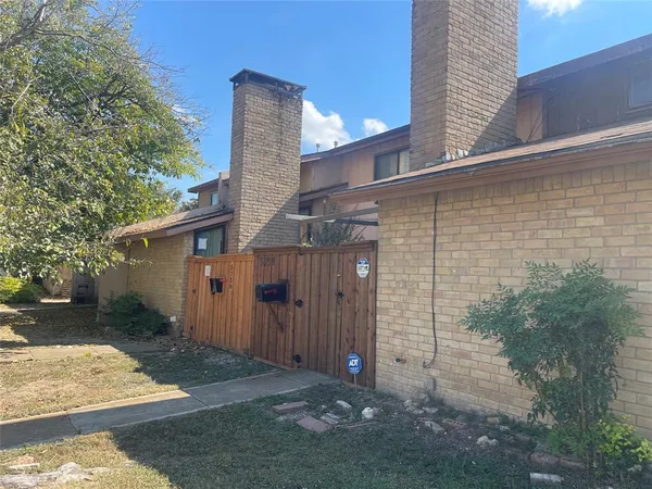 $1,950 | 5734 Harvest Hill, Dallas, TX 75230