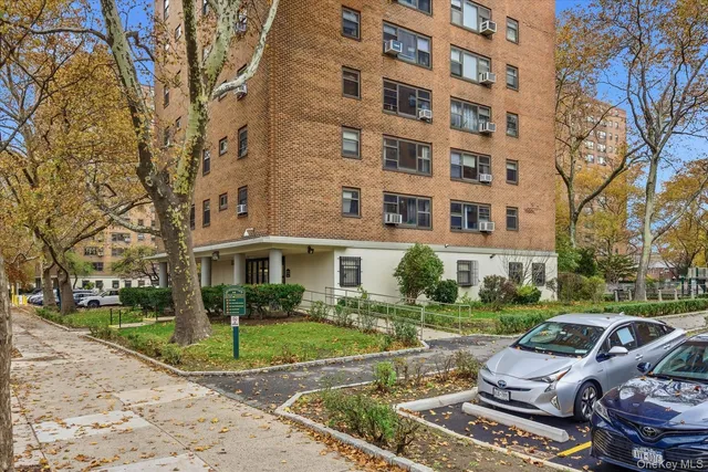 $375,000 | 21-85 34th Avenue, Unit 2D | Astoria