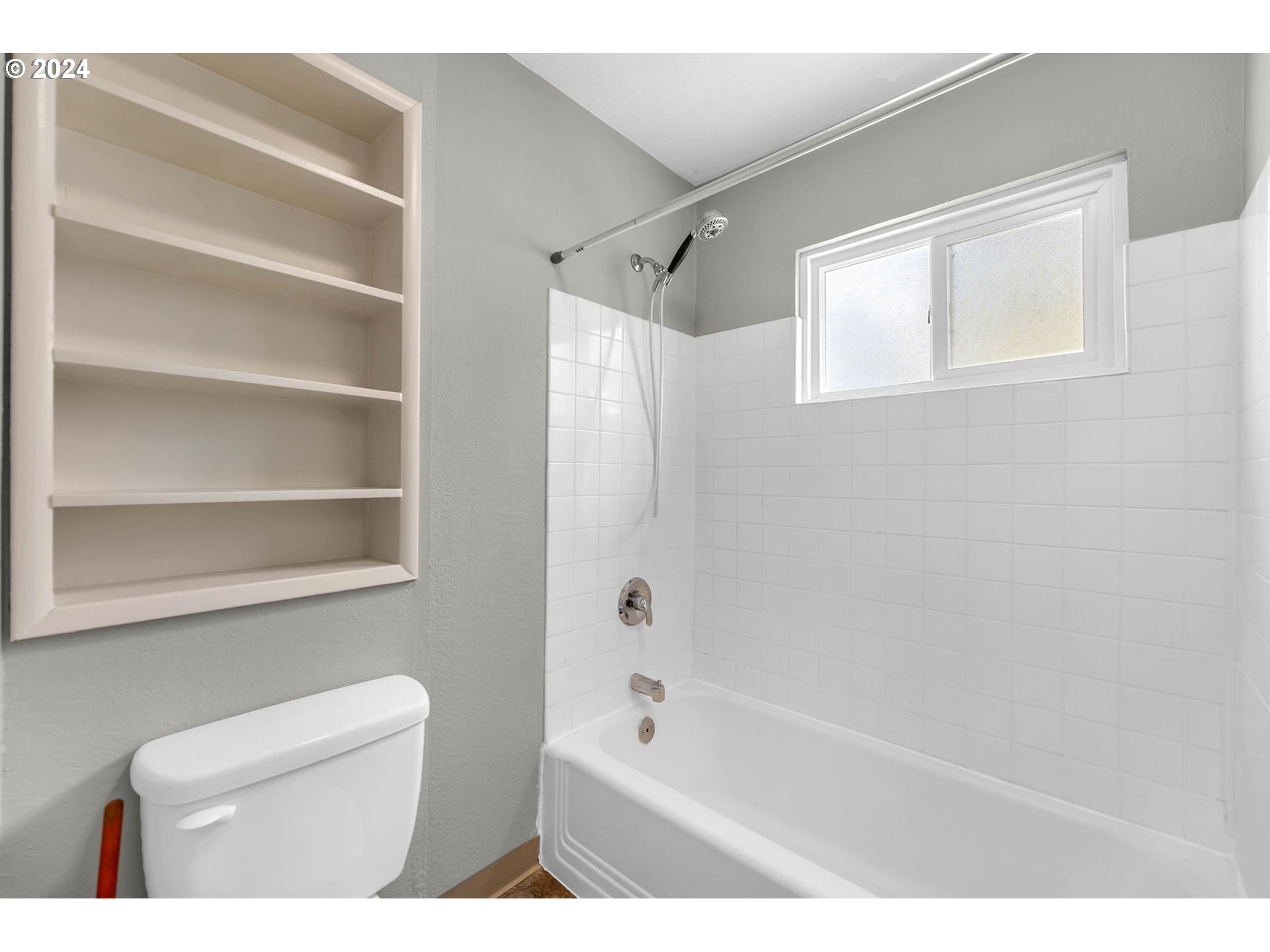 825 Northwest Greeley Street Camas, WA 98607 - Photo 17 of 27 a bathroom with a toilet a sink and bathtub