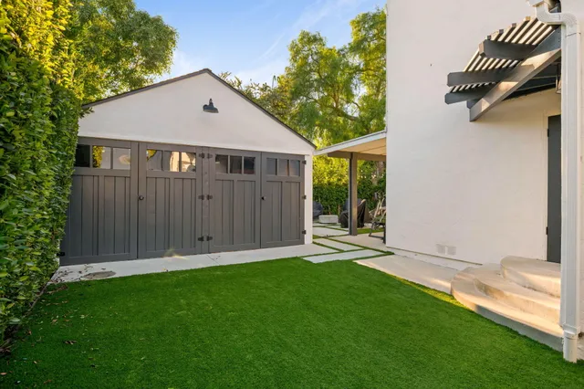 a view of a small house with a yard