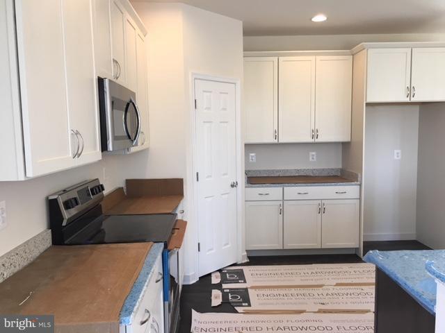 6605 West Lakeridge Road New Market, MD 21774 - Photo 6 of 24 Kitchen installation in progress with granite
