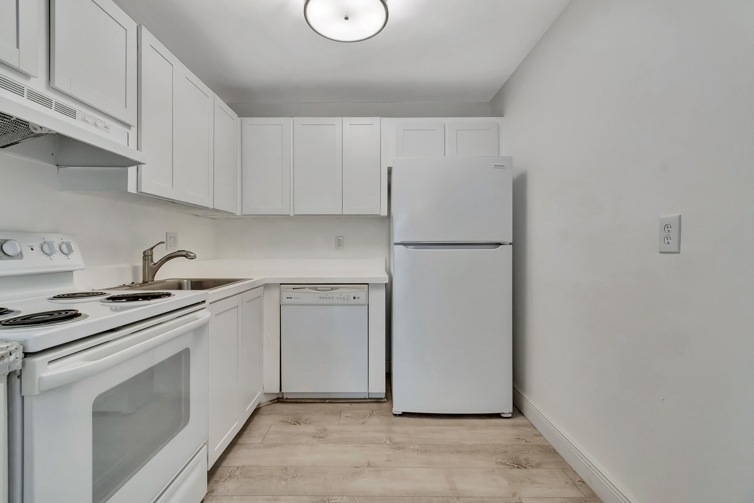 460 Northwest 20th Street, Unit 211 Boca Raton, FL 33431 - Photo 8 of 44 Kitchen