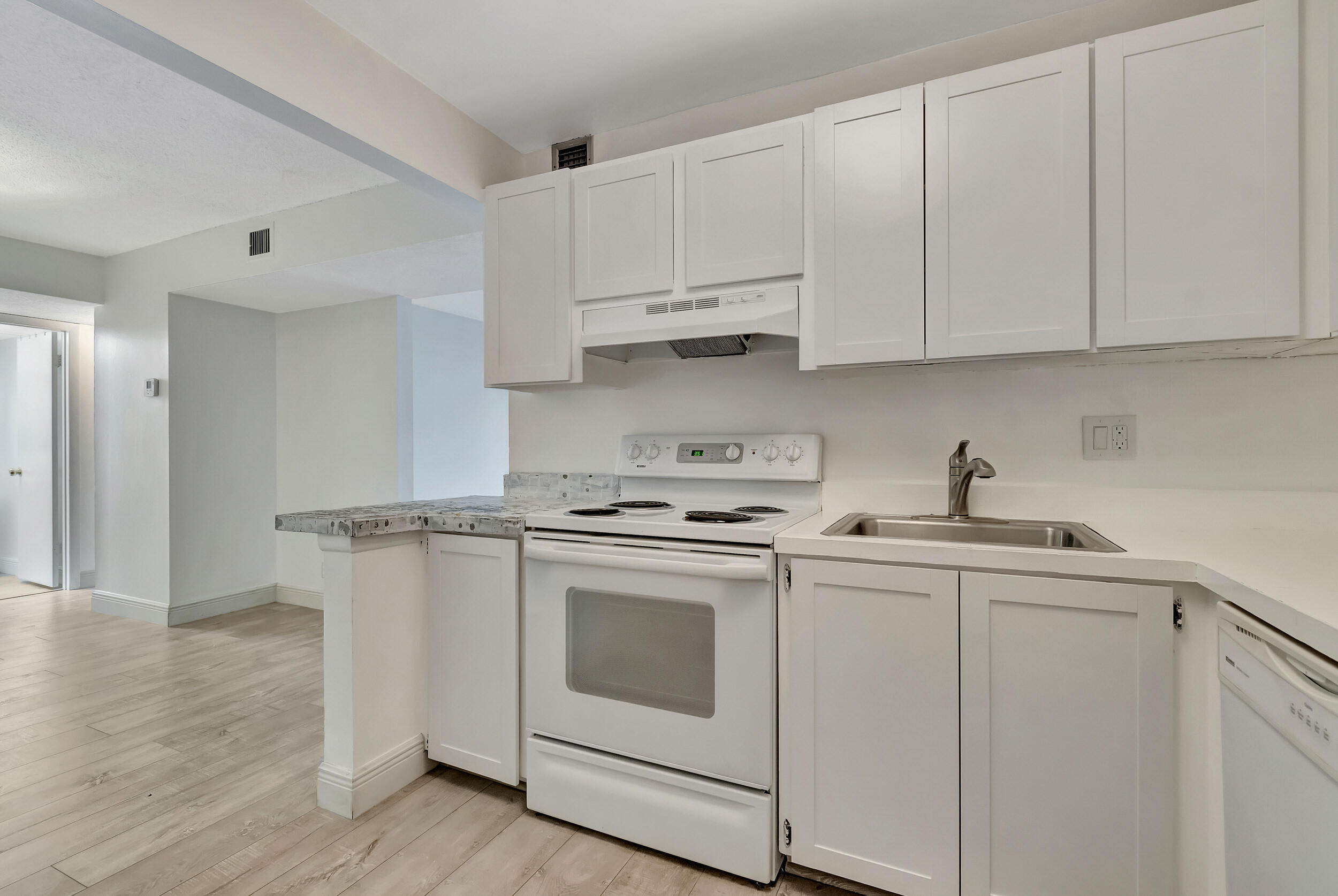 460 Northwest 20th Street, Unit 211 Boca Raton, FL 33431 - Photo 10 of 44 Kitchen