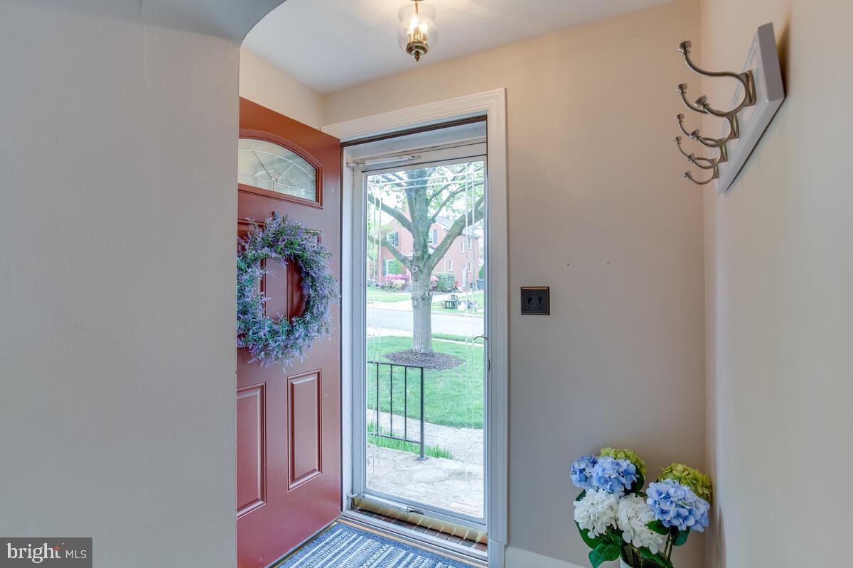 33 Dunmore Road Baltimore, MD 21228 - Photo 7 of 78 a very nice looking room with a large window