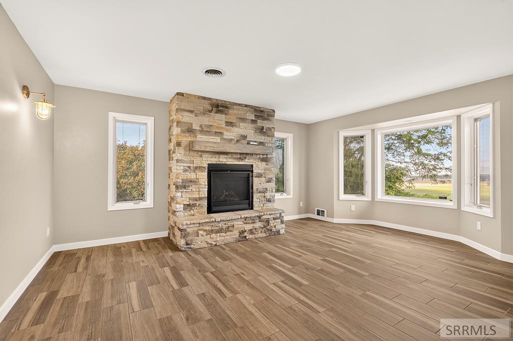 9233 South Ammon Road Idaho Falls, ID 83406 - Photo 7 of 40 Living Room