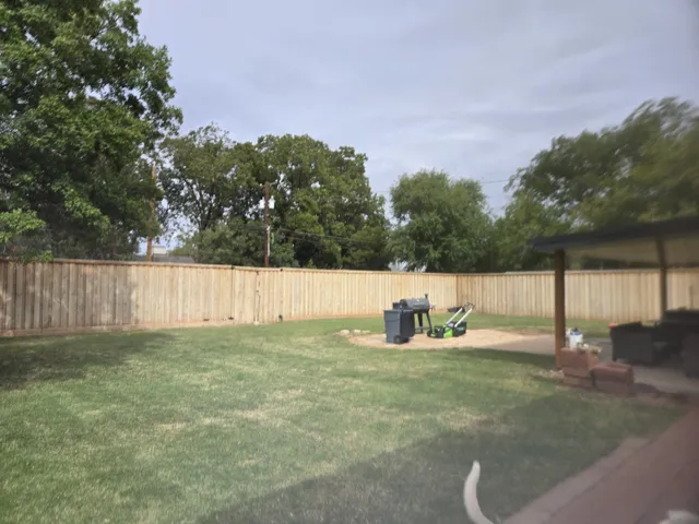 a view of a back yard