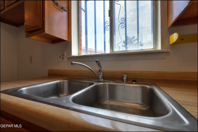 an empty room with windows and ceiling fan
