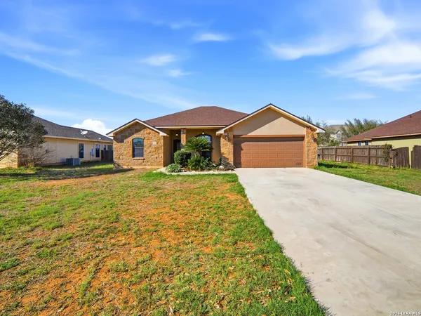 $319,000 | 1924 Vista View Drive, Pleasanton, TX 78064