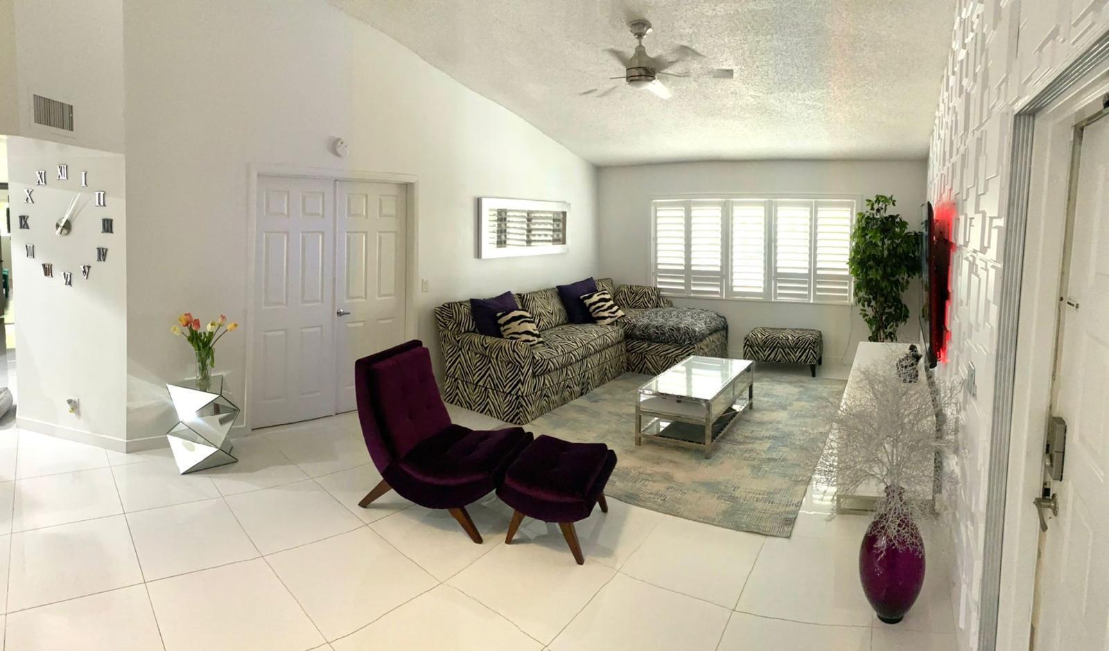 13770 Oneida Drive, Unit B2 Delray Beach, FL 33446 - Photo 4 of 14 a living room with furniture and a potted plant