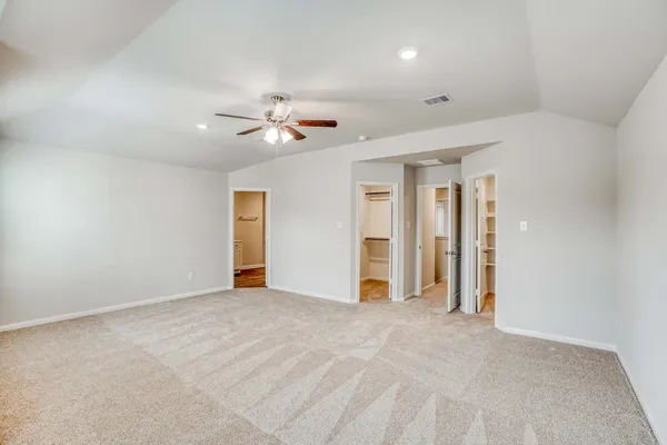 a view of empty room with a ceiling fan