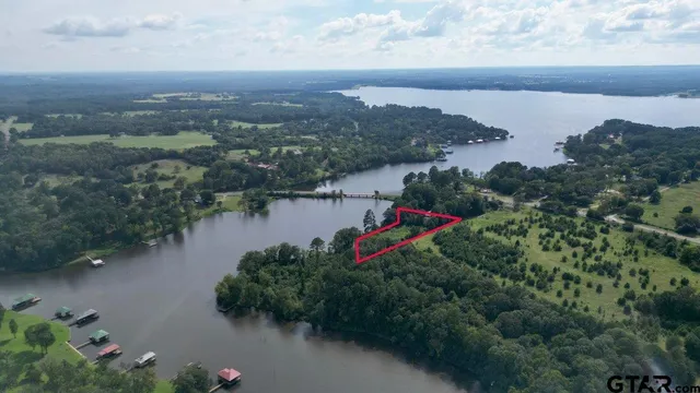 an aerial view of residential house and lake