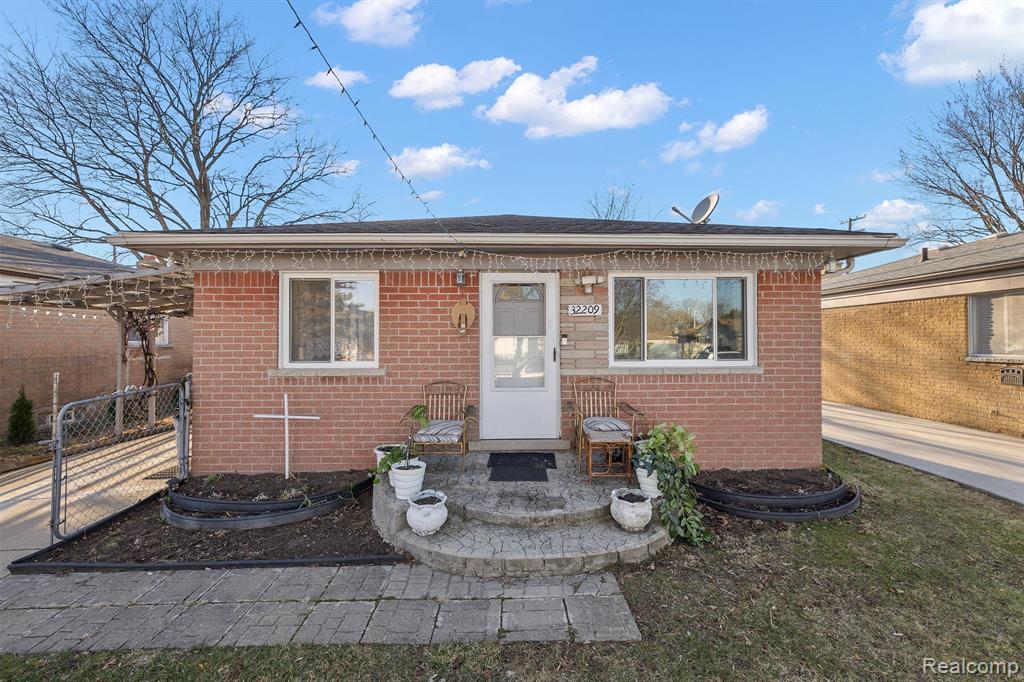 32209 Ruehle Avenue Warren, MI 48093 - Photo 2 of 33