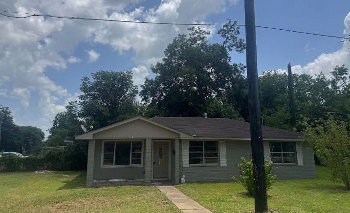 503 Willow Street Rosenberg, TX 77471 - Photo 2 of 11 a front view of a house with garden