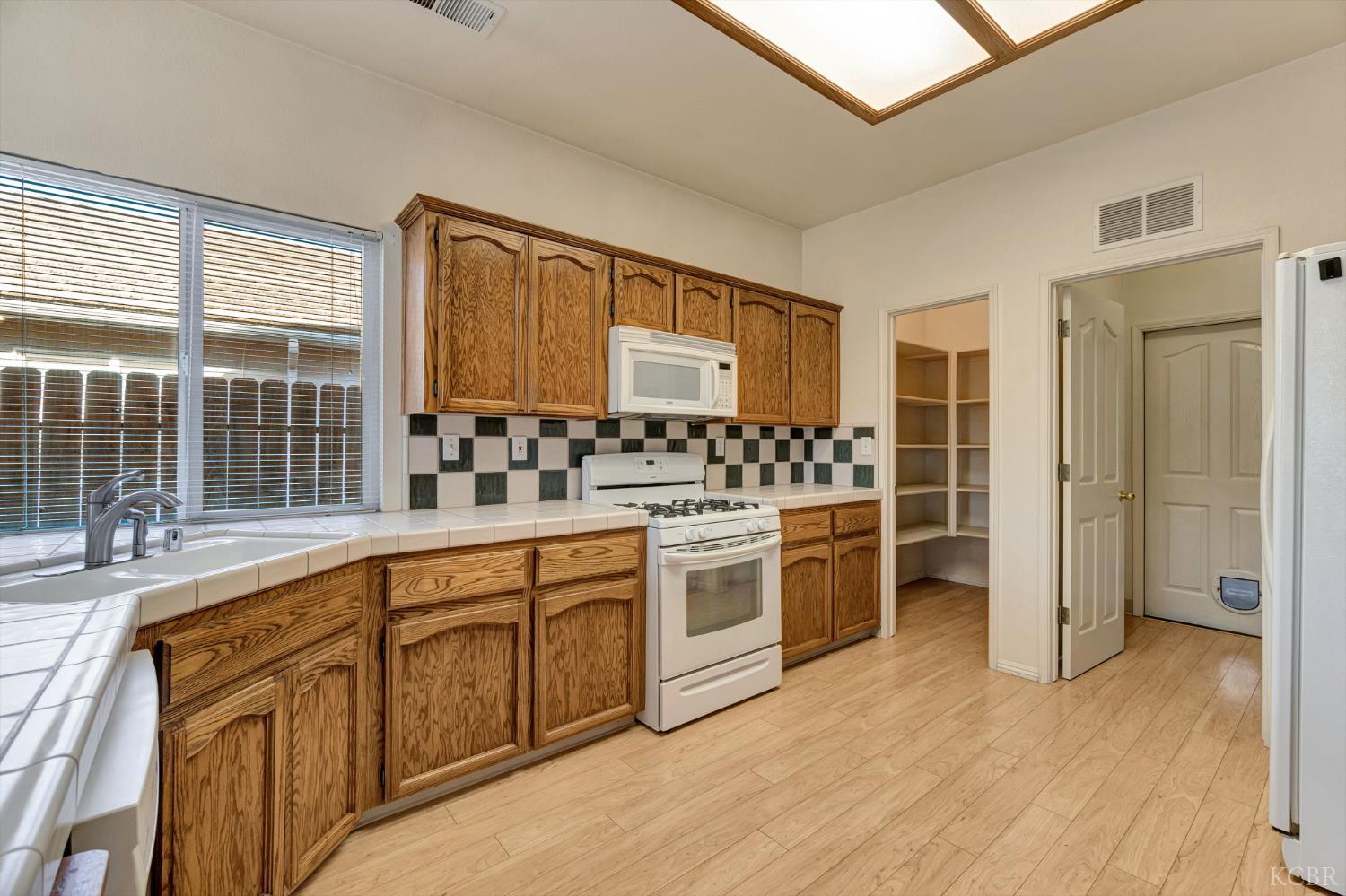 977 Meadow View Road Hanford, CA 93230 - Photo 15 of 35 Gallery Image 15