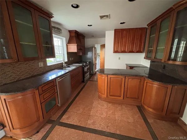 $8,500 | 31 Woodward Street, Roslyn Heights, NY 11577