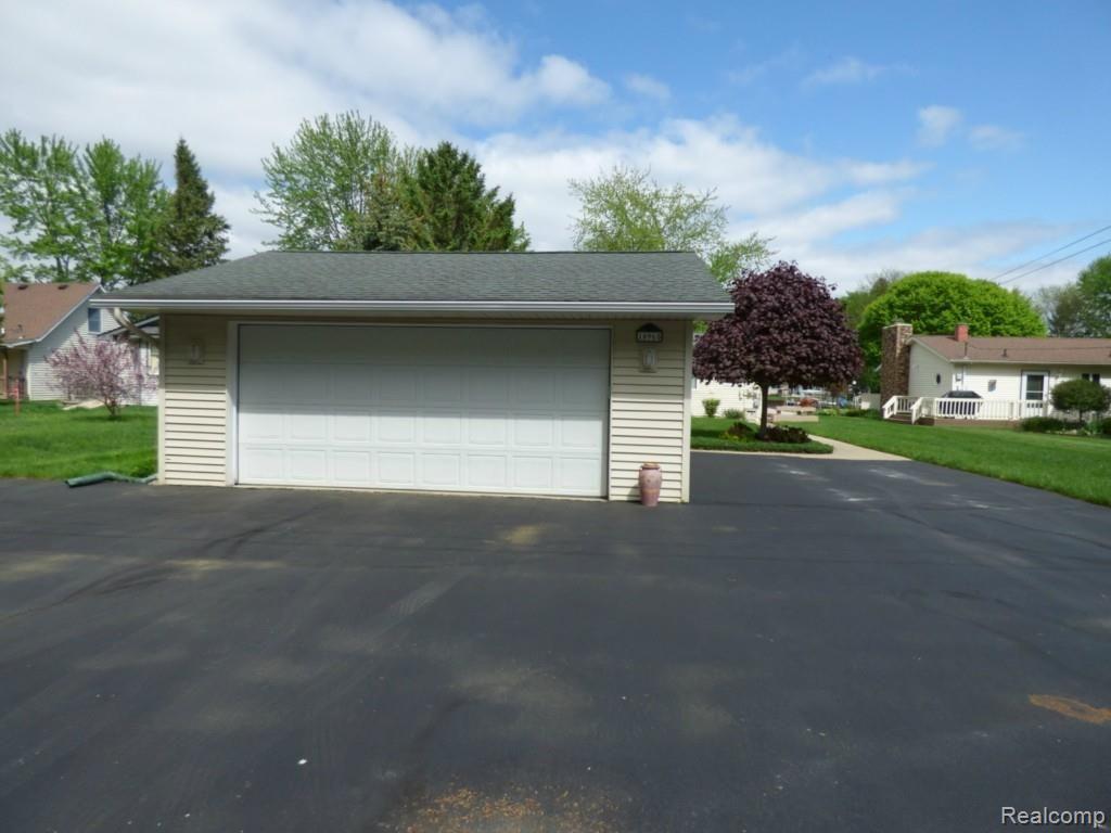 10965 Wynns Road Pinckney, MI 48169 - Photo 26 of 26 26 GARAGE AND PARKING.jpg