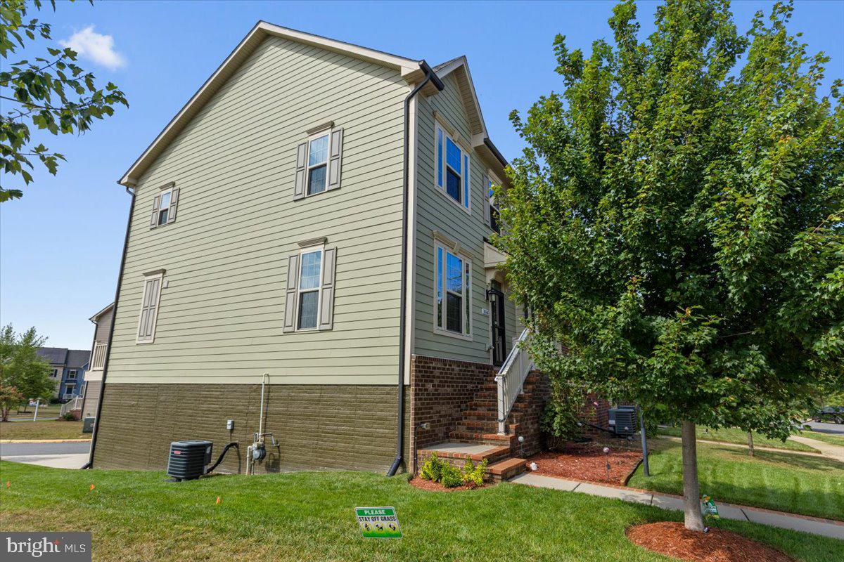 18060 Red Cedar Road Dumfries, VA 22026 - Photo 27 of 39 a view of backyard with a garden and plants