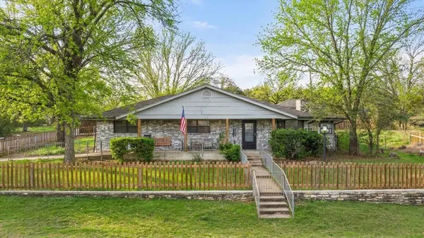 $1,800 | 2708 Cedarhill Street, Granbury, TX 76048