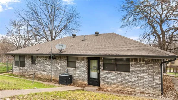 $1,800 | 2708 Cedarhill Street, Granbury, TX 76048