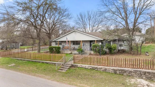 $1,800 | 2708 Cedarhill Street, Granbury, TX 76048